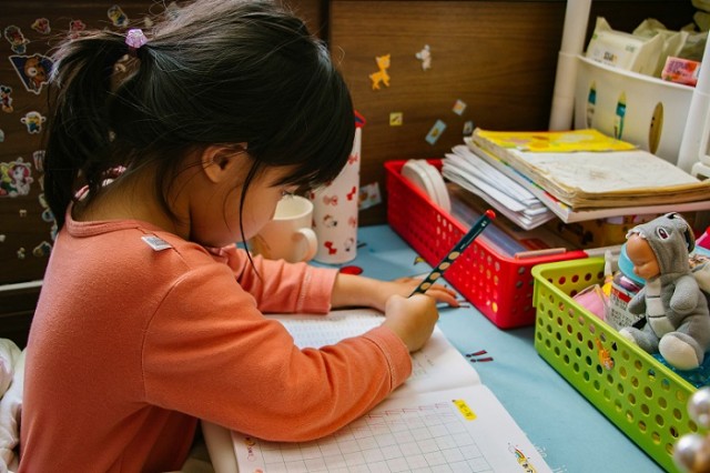 girl drawing writing